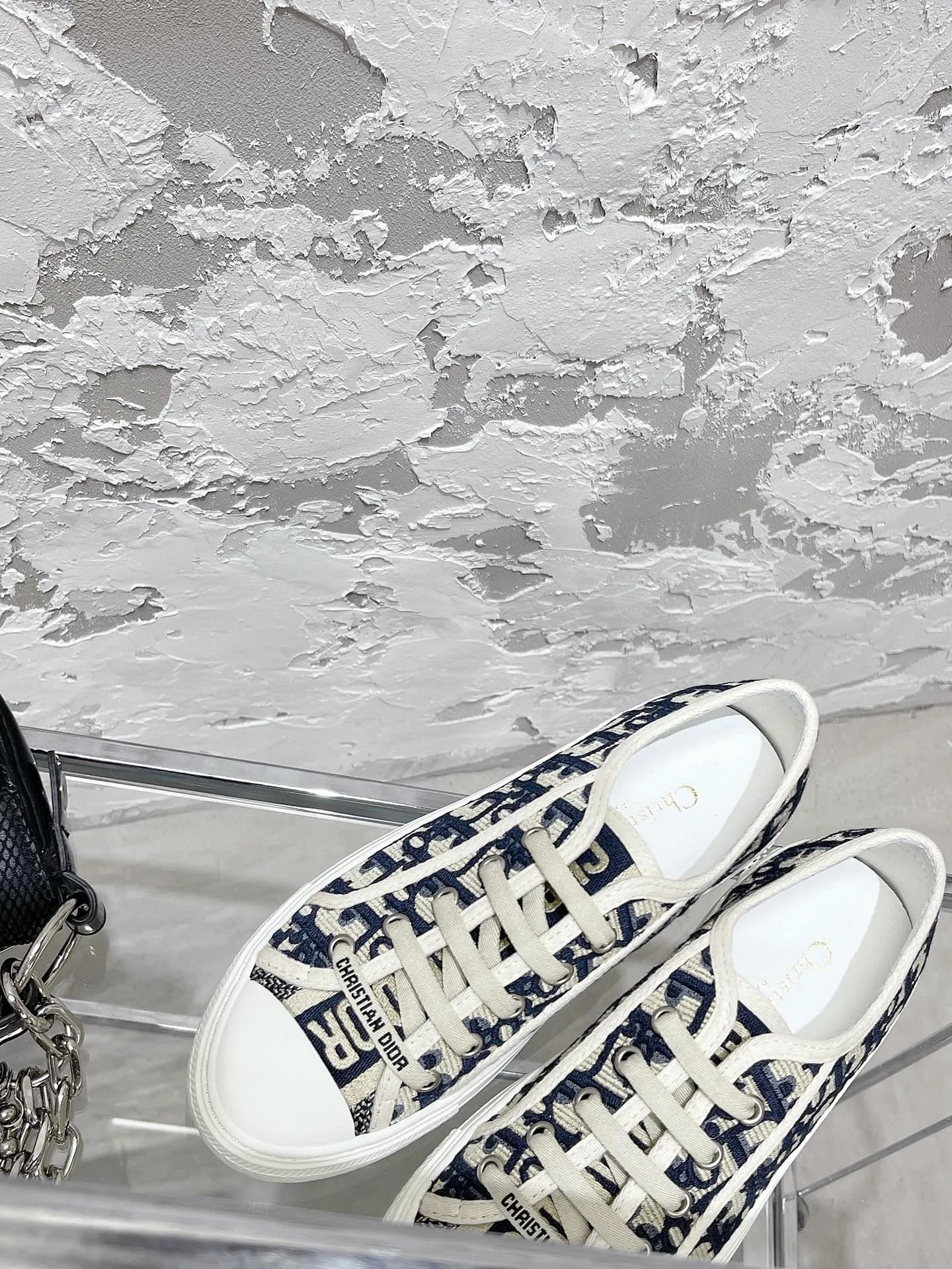 👟👟Ex-factory price 480👟👟 WALK N DIOR embroidered canvas shoes, flat casual shoes, Valentine's Day limited sneaker series, 100% cotton silk double-sided three-dimensional embroidery, hot sale in authentic stores, Ins star internet celebrity concave style show.  All materials of this shoe are original molds, right down to the hardware, laces, outsole, 👟👟 ex-factory price U mid-pad... The upper fabric is made of double-sided pure cotton silk three-dimensional electric embroidery. Each style looks colorful, but it does not make it difficult to match clothes. The entire series is like a piece of handicraft, unique!  ▪️Inner lining: full-grain mixed sheep silk sheepskin ▪️Foot pads: imported cowhide of the same color, comfortable to the feet ▪️My last style is exactly the same as Z👟👟 ex-factory price, welcome to compare. My color matching is complete, and the counter has a full set of packaging. Code number: 35-40 (women's model 41 is custom-made and cannot be returned or exchanged)